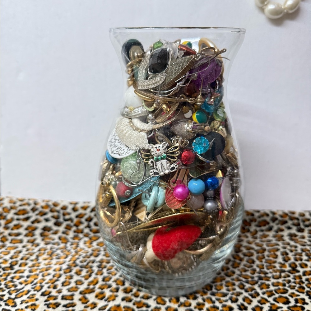3.6 Lb (including jar/vase ) of unmatched Crafter’s lot of Earrings 👂💎 - Picture 4 of 9